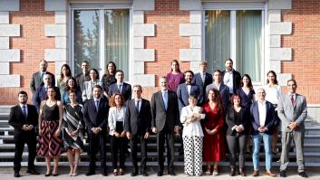 Esta es una imagen inédita: tendrás que mirar a la derecha del rey Felipe