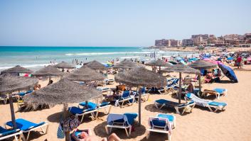 Las playas de Torrevieja son el escenario de la 'carrera' que comienza cada día de verano incluso antes de que amanezca
