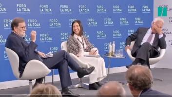 Es imposible no fijarse en la cara de Felipe González mientras habla Pedro Sánchez