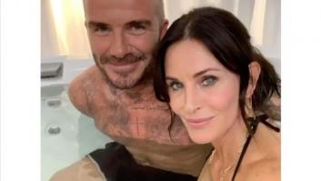 La foto de Courteney Cox y David Beckham en un jacuzzi que da que hablar por lo que pasa bajo el agua