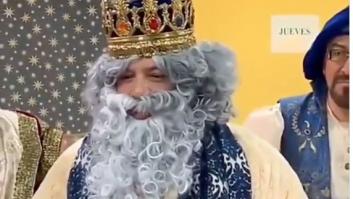 Un elefante golpea al alcalde de Medina del Campo y tira a varios niños durante una cabalgata