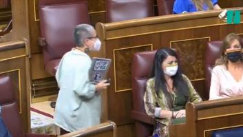 Un diputado del PSOE responde así al PP: saca un papel, provoca murmullos y acaba en aplausos