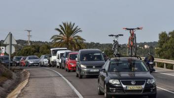 Un hombre cruza desnudo una autovía de Estepona