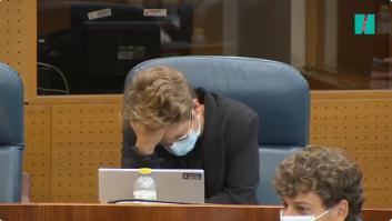 Un diputado del PSOE mira fijamente a Vox, les señala con el dedo y estalla: "Es de vergüenza"