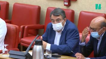 Aitor Esteban se levanta y, desde su escaño, deja una escena que se ve poco en el Congreso