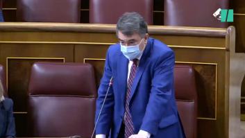 A Aitor Esteban le suena el teléfono, mira quién es, lo dice y los periodistas rompen a reír