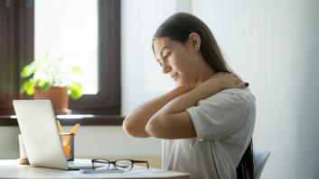 El síndrome 'text neck', un dolor que puedes tener si usas el móvil en todas partes