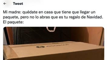 Le mandan un paquete, su madre le pide que no lo abra pero un detalle lo tira todo por tierra