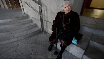 Manoli, la anciana del grupo que ya hace cola para el sorteo de Navidad