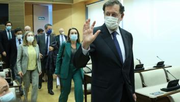 Rufián regala una copia de la sentencia de la Gürtel a Rajoy y el expresidente le ofrece su libro