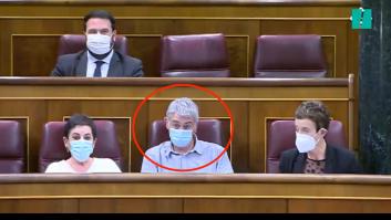 Maroto le pide a Sánchez que mire su cartulina, él lo hace y deja una reacción inmediata