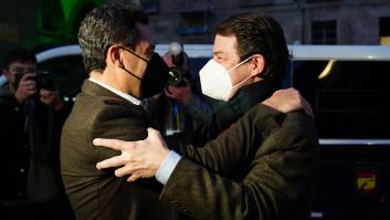 Mientras los andaluces hacen colas en los centros de salud, Moreno Bonilla se va de mitin a Castilla y León