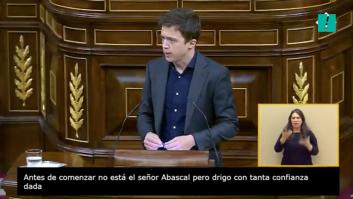 Sánchez interviene, mira lo que hace Espinosa de los Monteros y no puede evitar decírselo