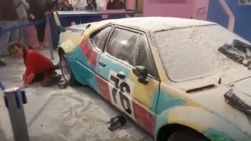 Activistas cubren una obra de Andy Warhol con ocho kilos de harina en Milán