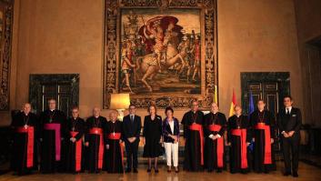 Una experta en protocolo se pronuncia sobre el detalle polémico en esta foto: "Así no"