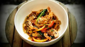 Langostinos salteados con pasta de arroz y vegetales