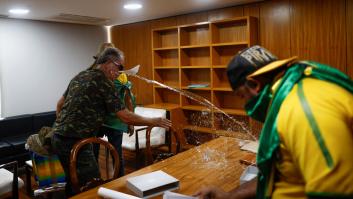 Armas de fuego robadas, vandalismo y rabia: el paso de la horda bolsonarista en Brasilia