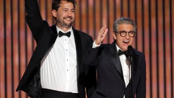 Ricardo Darín no puede disimular y se ríe al ver lo que pasa al recoger el Globo de Oro