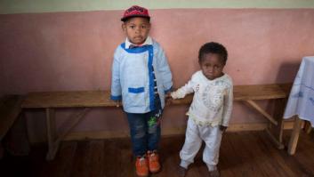 Estos dos niños nacieron el mismo día en la misma ciudad, pero sus vidas serán muy diferentes