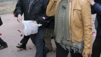 Castedo, recibida a las puertas del juzgado con un ramo de flores y pétalos de rosa