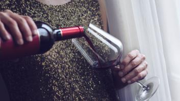 ¿Cómo puedo ayudar a un ser querido que tiene problemas con el alcohol?