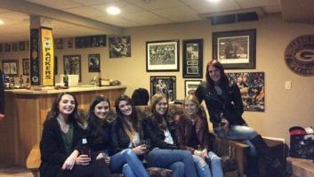 El detalle de esta foto de unas chicas en un sofá que ha enloquecido internet