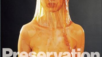 Hizo a sus modelos posar cubiertos de miel... y este es el resultado (VÍDEO)