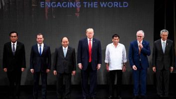 A Trump se le "atraganta" su famoso apretón de manos