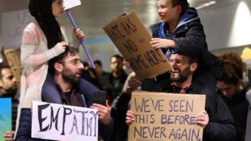 La bonita historia tras esta foto viral en las protestas contra el veto migratorio de Trump