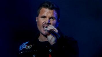 Dani Martín se cae en pleno concierto y su reacción es inmejorable