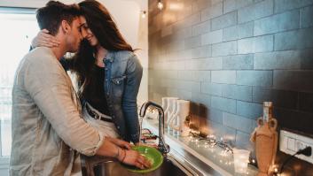 ¿Quiere tener sexo con su mujer? Friegue los platos sin que tengan que pedírselo