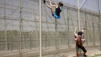 'Pallasos en Rebeldía' se desnudan para denunciar la "aberración" de la valla de Melilla