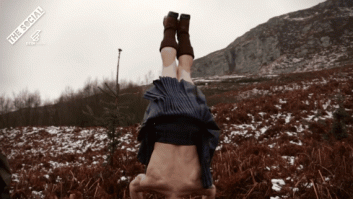 El yoga de estos dos hombres con falda escocesa es tan hipnótico como viral