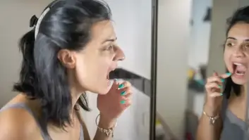 Seis señales de que aprietas mucho los dientes por la noche