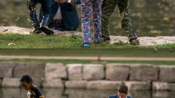 Un novio salva a un niño que se estaba ahogando durante su sesión de fotos de boda