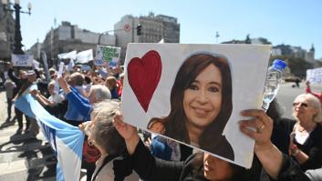 El detenido por el intento de asesinato a Cristina Fernández posó con el arma en unas fotos con su novia