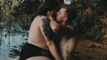 El poderoso mensaje de esta mujer y su prometido con esta sesión de fotos 'boudoir'