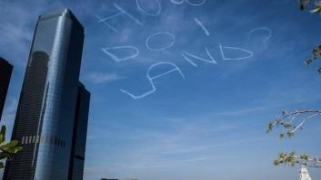 "¿Cómo aterrizo?": un cómico dibuja en el cielo una broma financiada vía Kikstarter (FOTO)