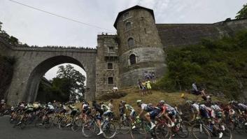 Tony Martin se viste de líder en el pavés