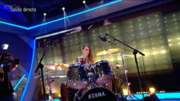 Cara Delevingne le enseña a Pablo Motos cómo toca la guitarra... ¡del revés! (VÍDEO)