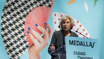 El feo gesto de Ortega Smith (Vox) a Carmena durante la entrega de Medallas de Honor de Madrid