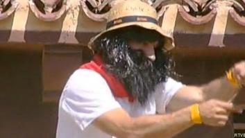 San Fermín 2013: el chupinazo, retrasado por una ikurriña ante la fachada del Ayuntamiento