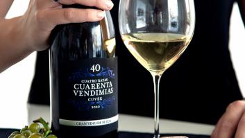 Viste de negro tu copa con un blanco que marida con todo