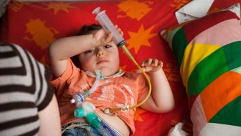 La historia de Aarón, cuya vida depende de la factura de la luz