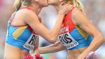 Beso solidario en el pódium: Kseniya Ryzhova y Tatyana Firova se besan en plena polémica antigay