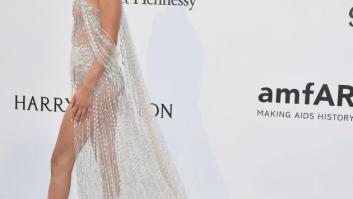 Bella Hadid triunfa en la gala amfAR con un vestido transparente