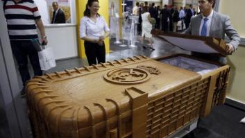 El ataúd del Real Madrid: una réplica del estadio Santiago Bernabéu