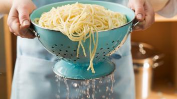 El truco que mucha gente usa al cocer pasta y que en realidad es un error