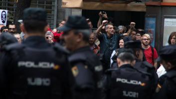 Cientos de personas protestan ante la sede del PP con una cacerolada