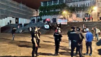 Tensión en el lanzamiento de la campaña de Vox al irrumpir un grupo de jóvenes al grito de "no pasarán"